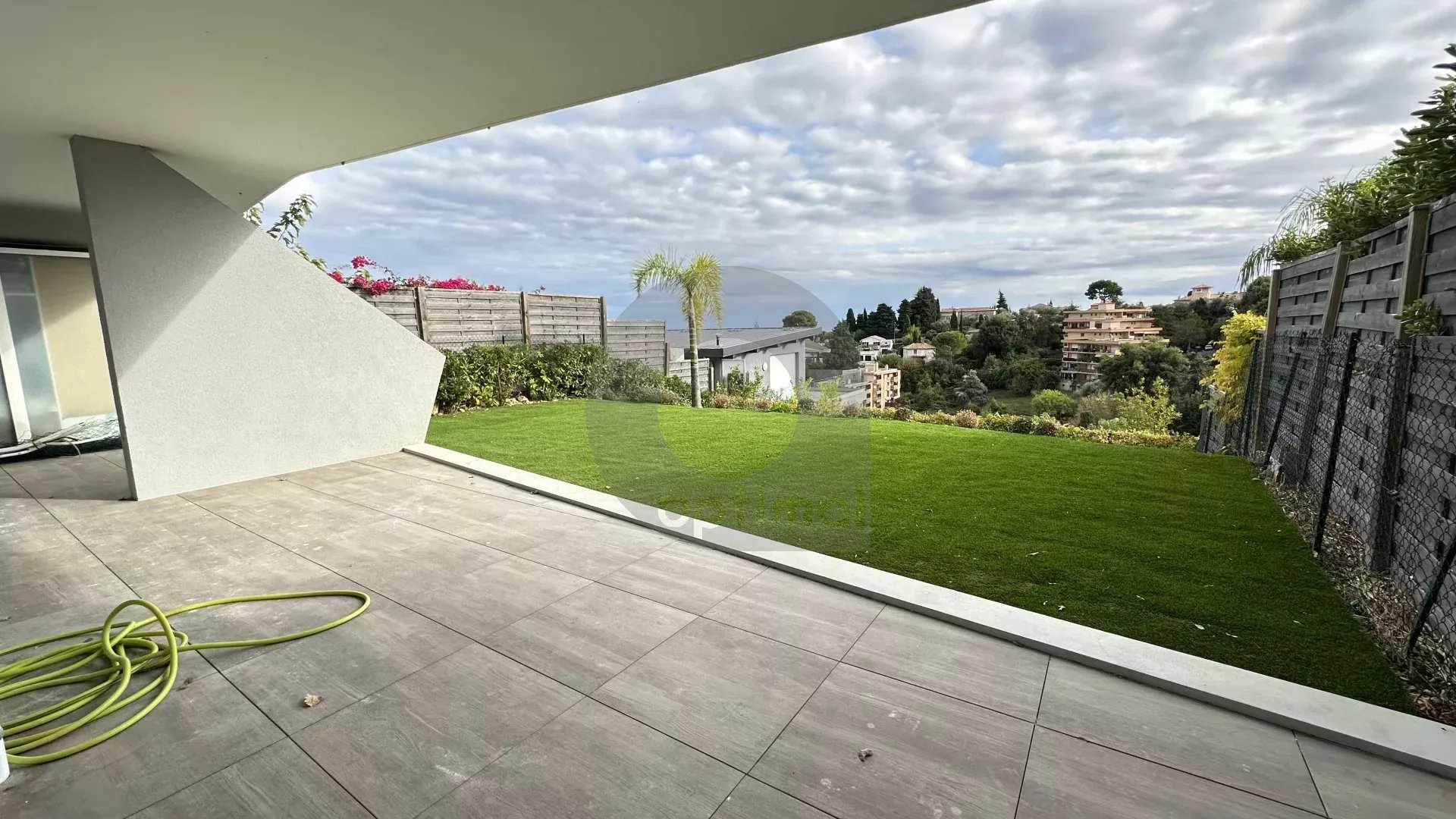 ROQUEBRUNE QUARTIER RESIDENTIEL DU HAMEAU: APPARTEMENT TROIS PIECES AVEC TERRASSE ET JARDIN – VUE MER – PARKING PRIVATIF