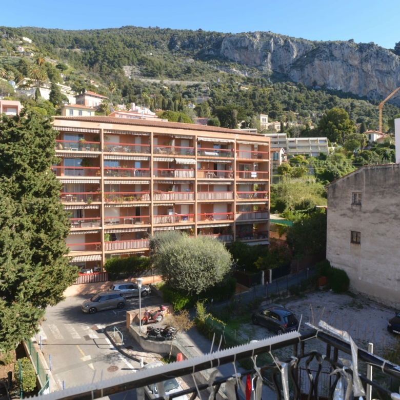 MENTON Garavan deux piéces avec balcon vue collines