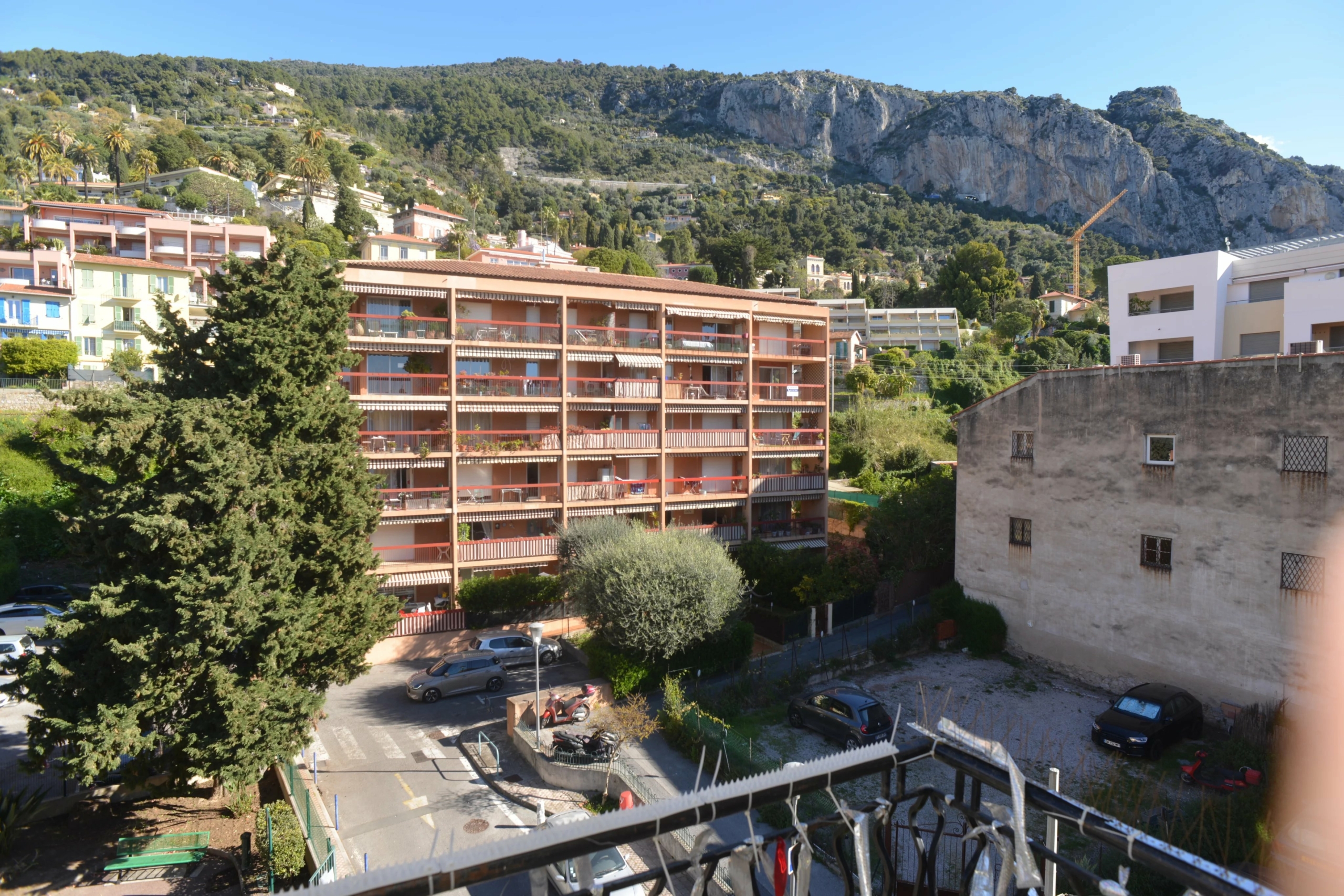 MENTON Garavan deux piéces avec balcon vue collines