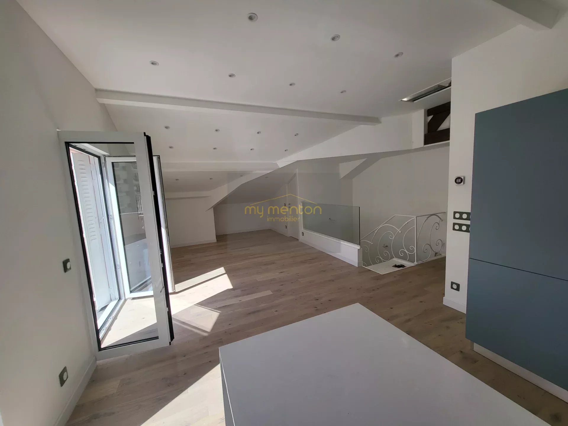 Menton centre – Dernier étage avec grande terrasse plein soleil
