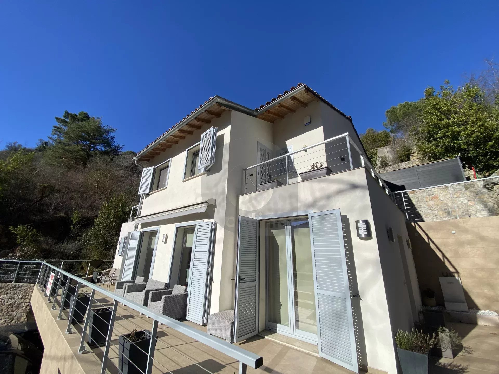 A VENDRE – BELLE MAISON AU CALME CADRE VERDOYANT