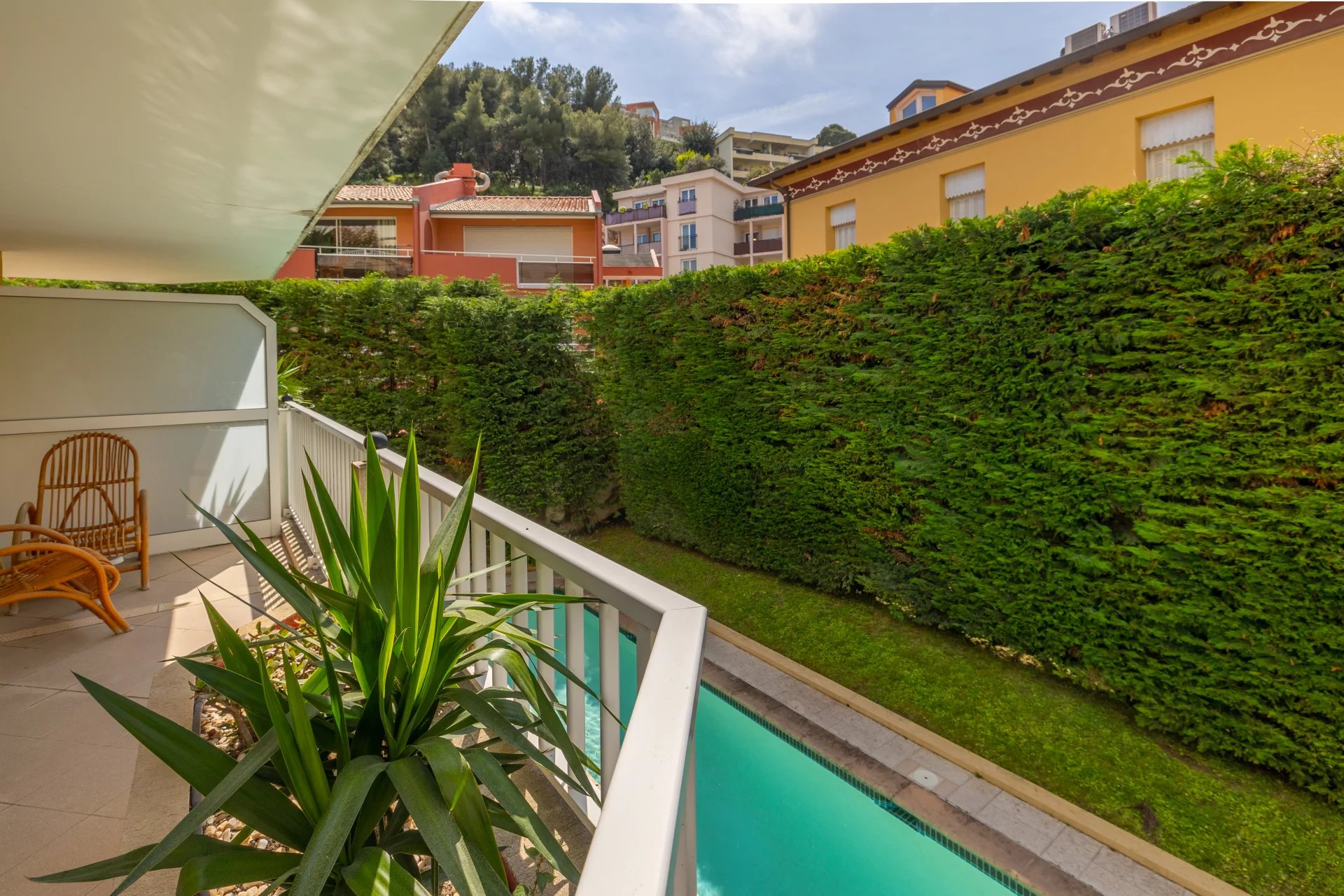 ROQUEBRUNE CAP-MARTIN – APPARTEMENT TROIS PIECES AVEC GRANDE TERRASSE, DEPENDANCE, CAVE ET PARKING