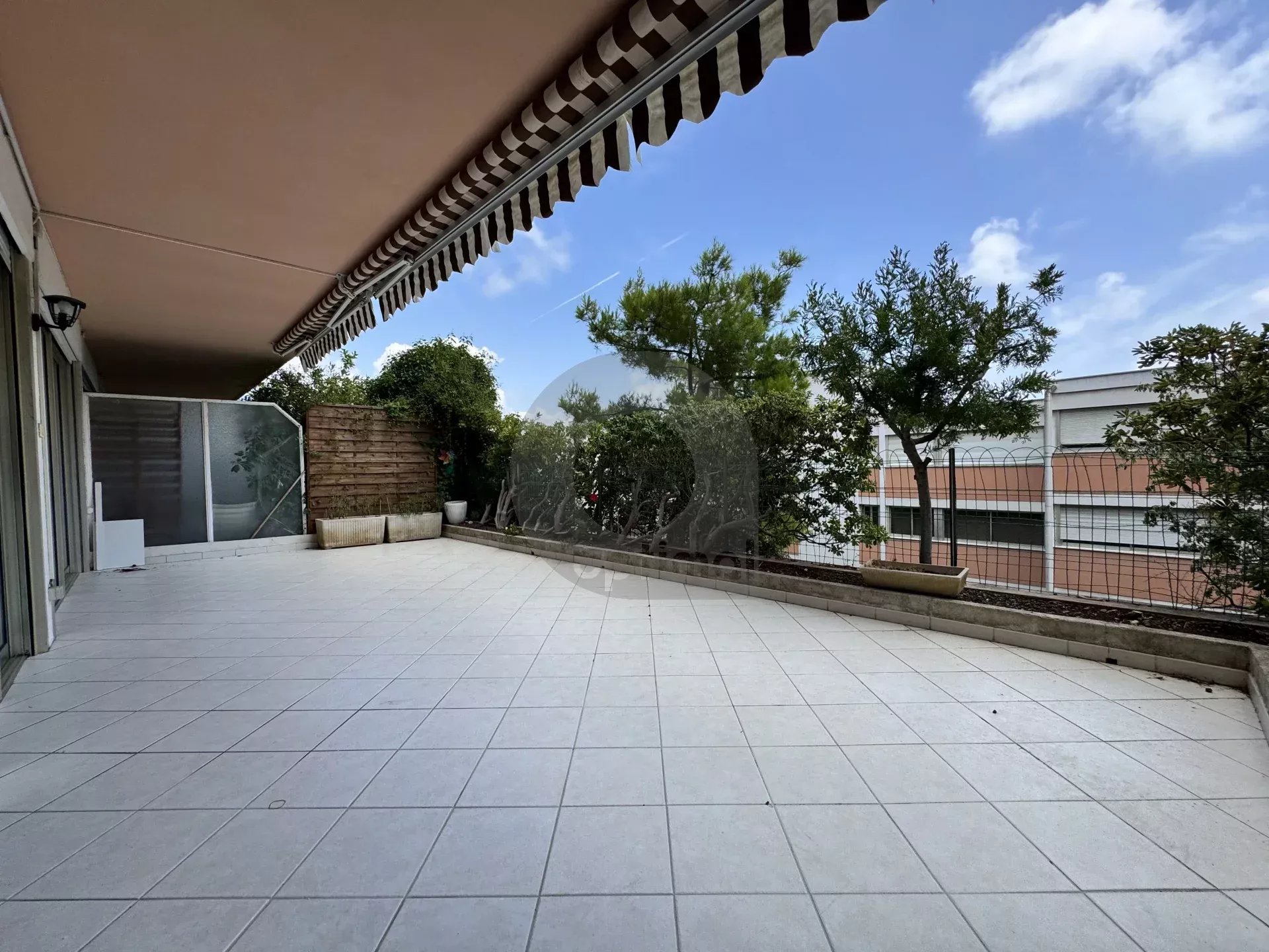 ROQUEBRUNE 2 PIÈCES TERRASSE PARKING HAMEAU