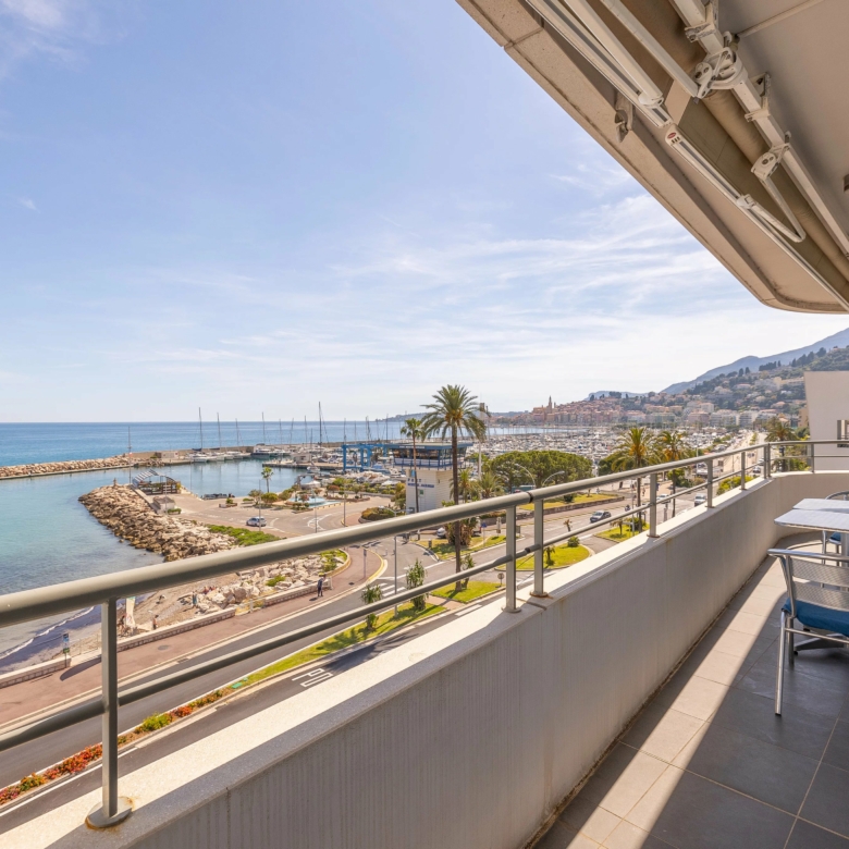 Menton Garavan, bord de mer immeuble récent