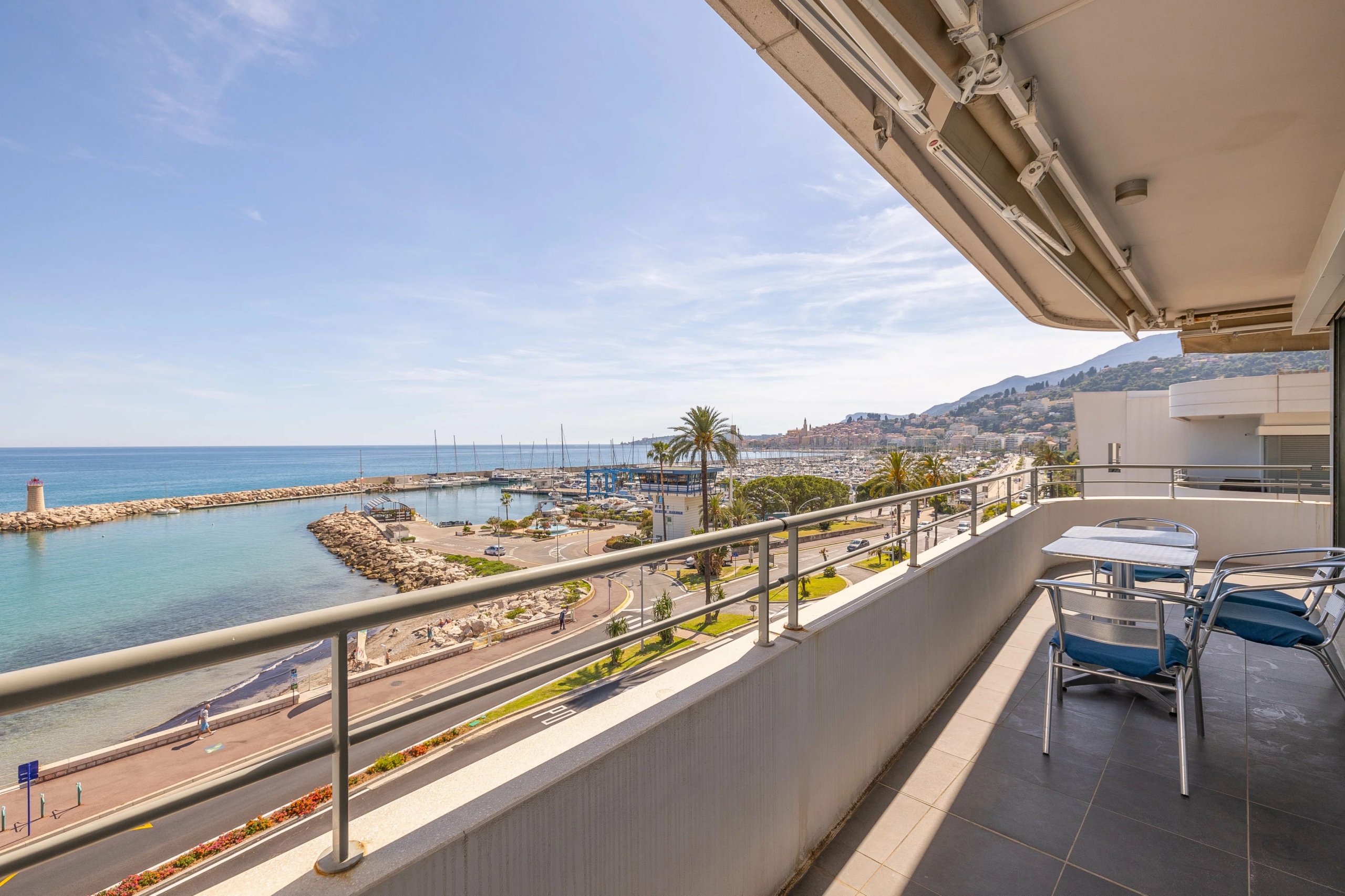 Menton Garavan, bord de mer immeuble récent