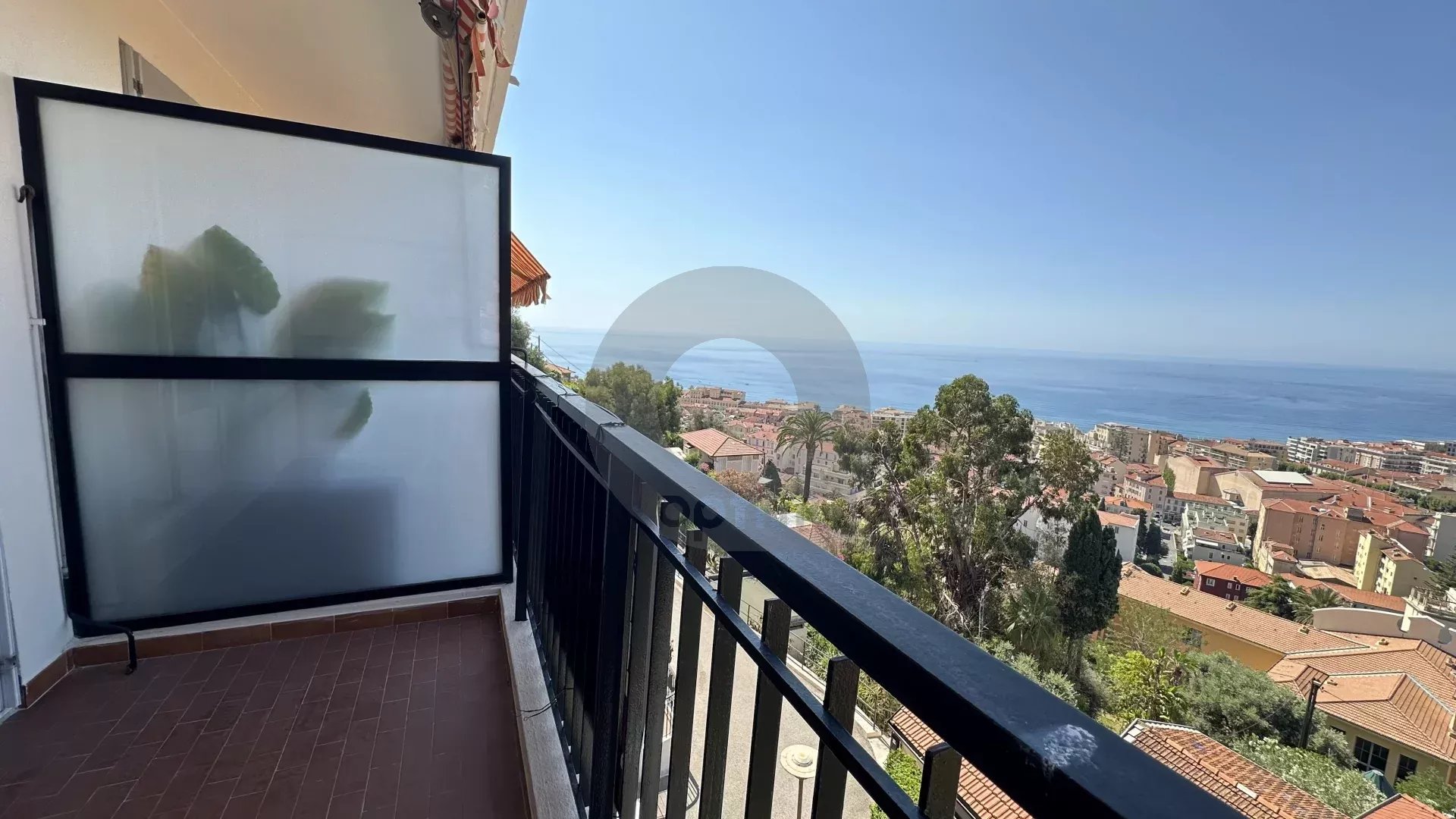 MENTON – TERRES CHAUDES: APPARTEMENT 2P AVEC VUE MER PANORAMIQUE –  GARAGE et CAVE