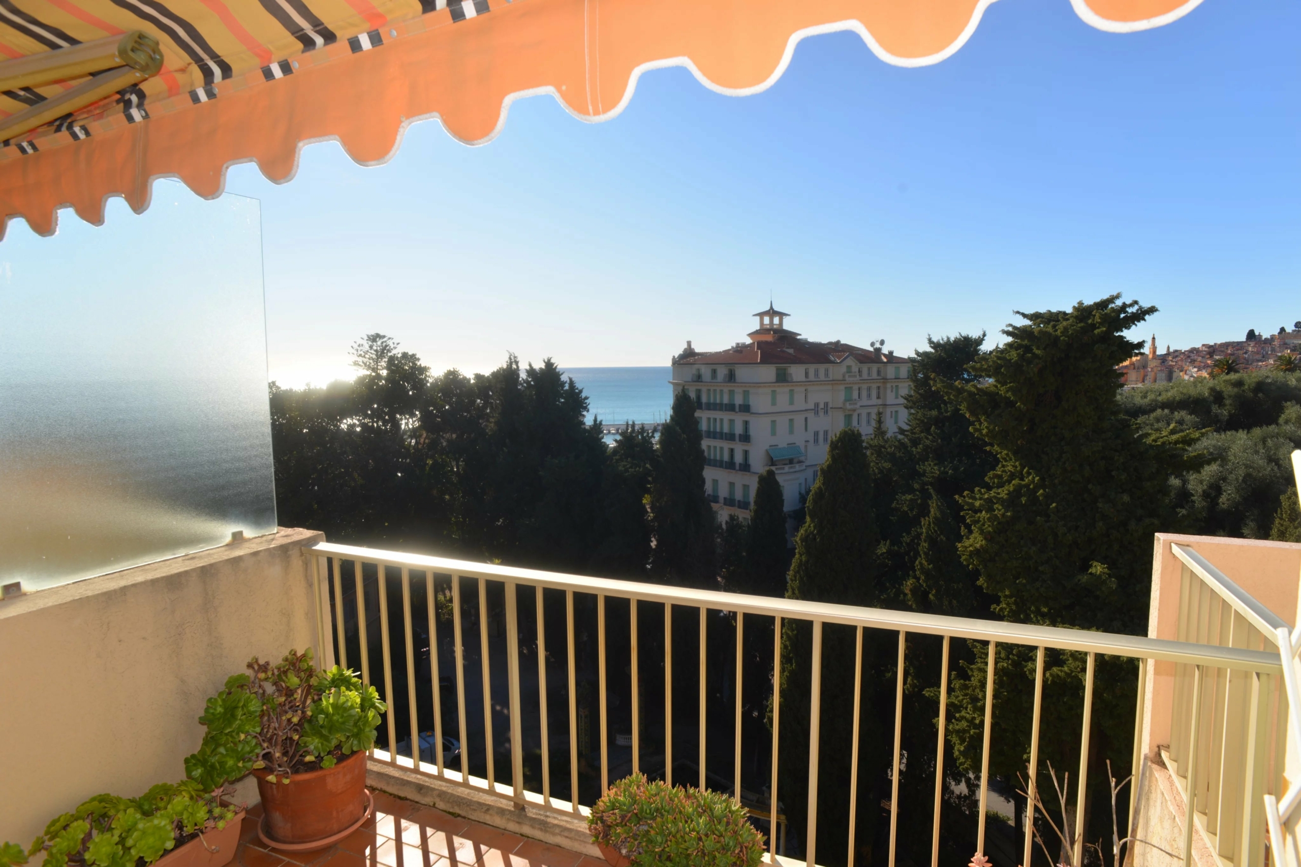 MENTON GARAVAN – 3 pièces dernier étage avec terrasse vue mer cave et garage