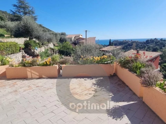 Propriété CASTELLAR villa 188 m² bassin terrain vue mer