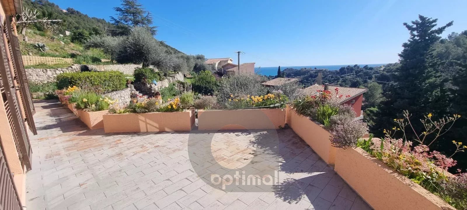 Propriété CASTELLAR villa 188 m² bassin terrain vue mer
