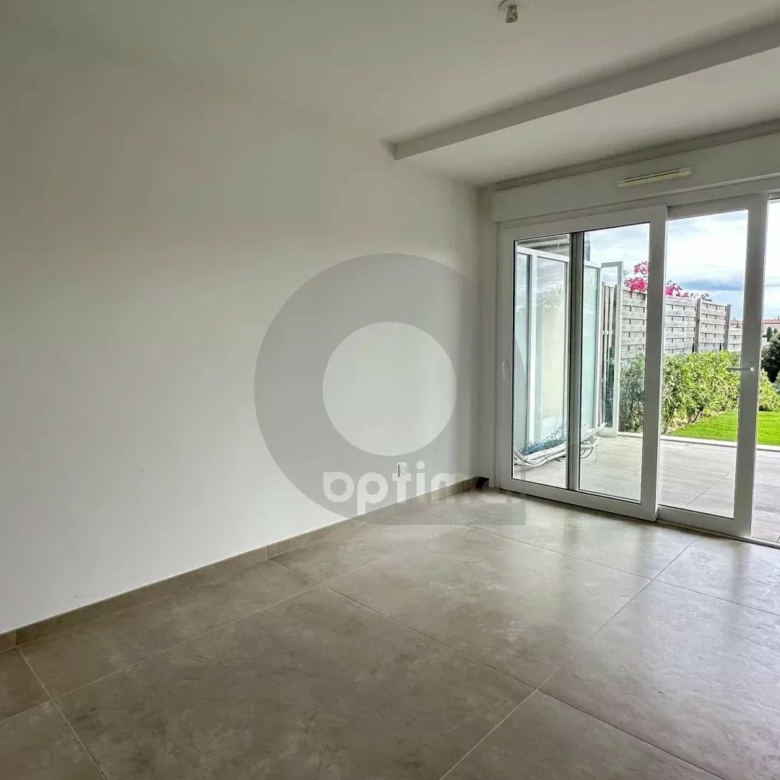 ROQUEBRUNE QUARTIER RESIDENTIEL DU HAMEAU: APPARTEMENT TROIS PIECES AVEC TERRASSE ET JARDIN – VUE MER – PARKING PRIVATIF