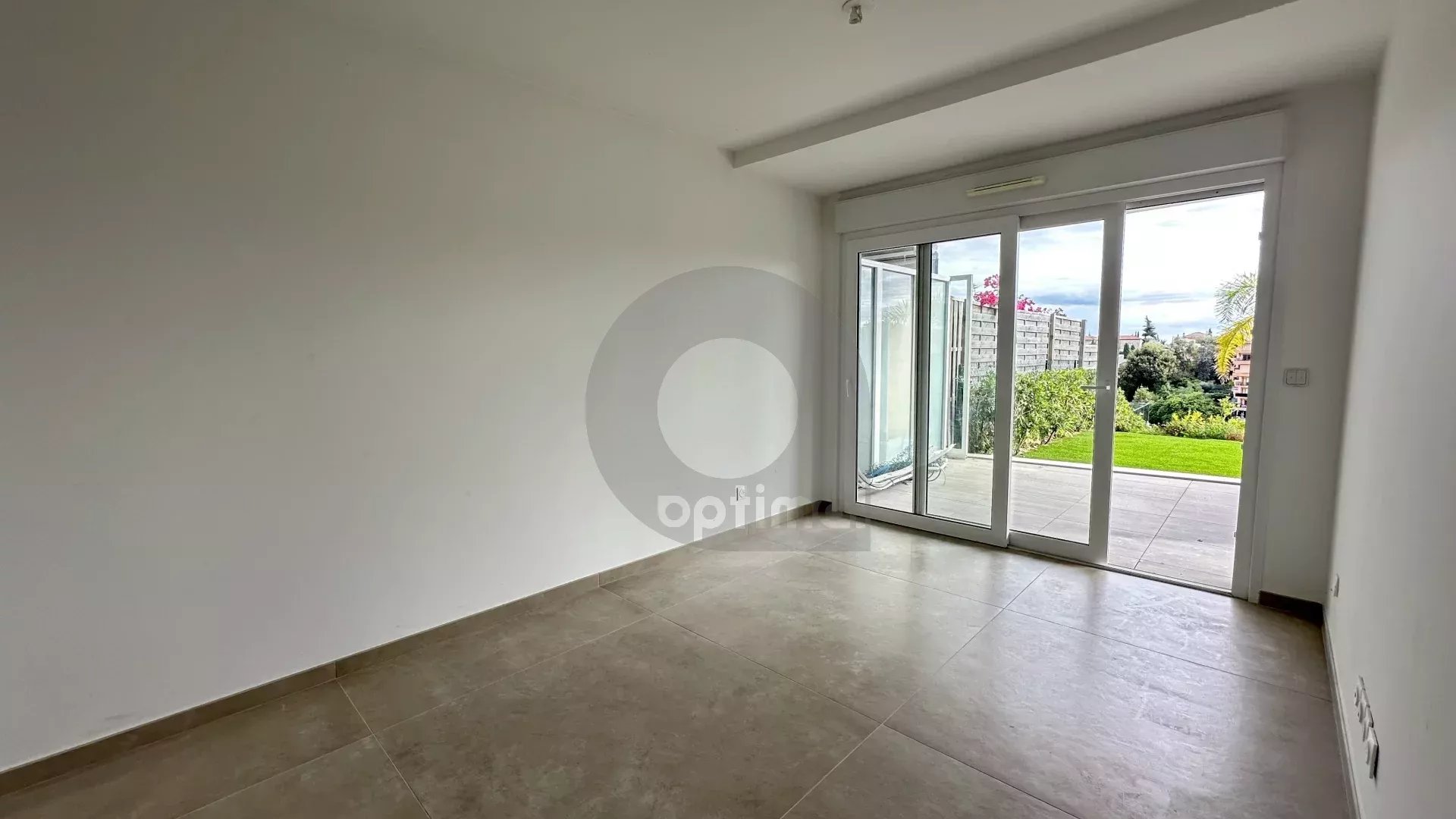 ROQUEBRUNE QUARTIER RESIDENTIEL DU HAMEAU: APPARTEMENT TROIS PIECES AVEC TERRASSE ET JARDIN – VUE MER – PARKING PRIVATIF