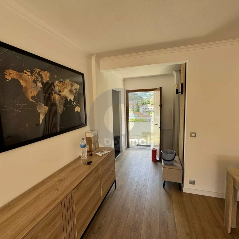 LOCATION ROQUEBRUNE 2 PIÈCES GRANDE TERRASSE PARKING
