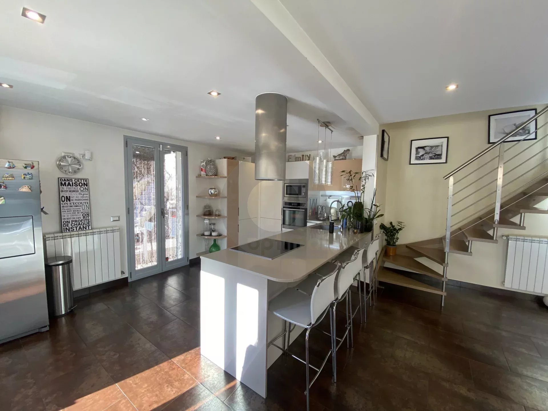 A VENDRE – BELLE MAISON AU CALME CADRE VERDOYANT