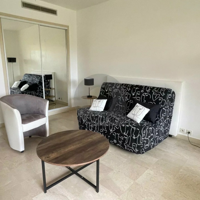 RCM PLATEAU DU CAP : A LOUER STUDIO MEUBLE – TERRASSE – GARAGE – CAVE