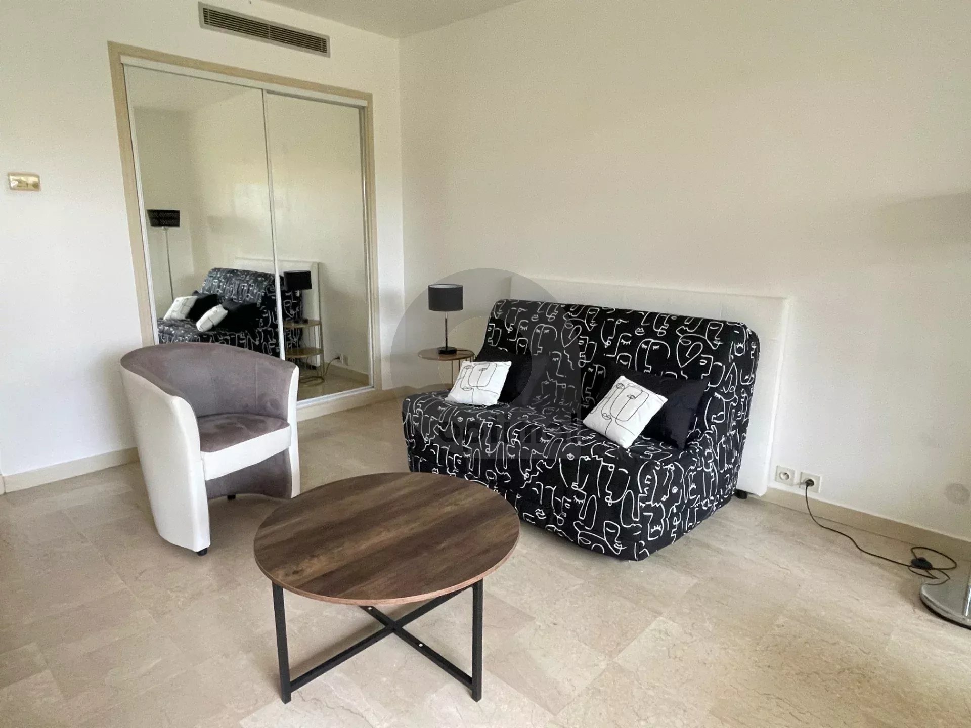 RCM PLATEAU DU CAP : A LOUER STUDIO MEUBLE – TERRASSE – GARAGE – CAVE