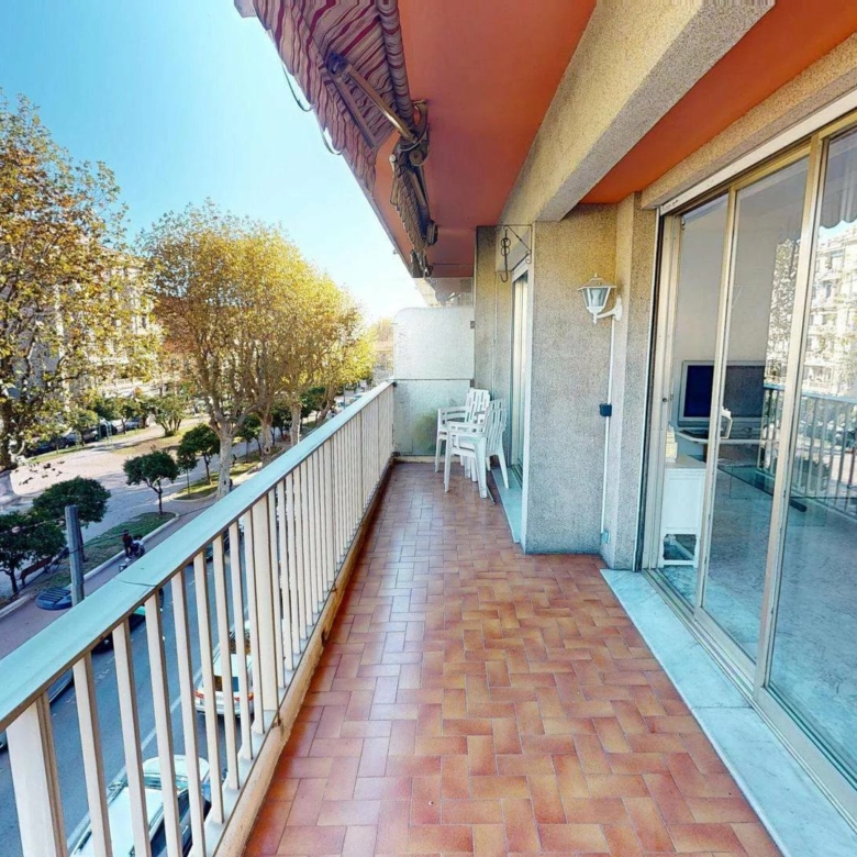 Spacieux 2P plein centre ville avec terrasse, parking privé et cave