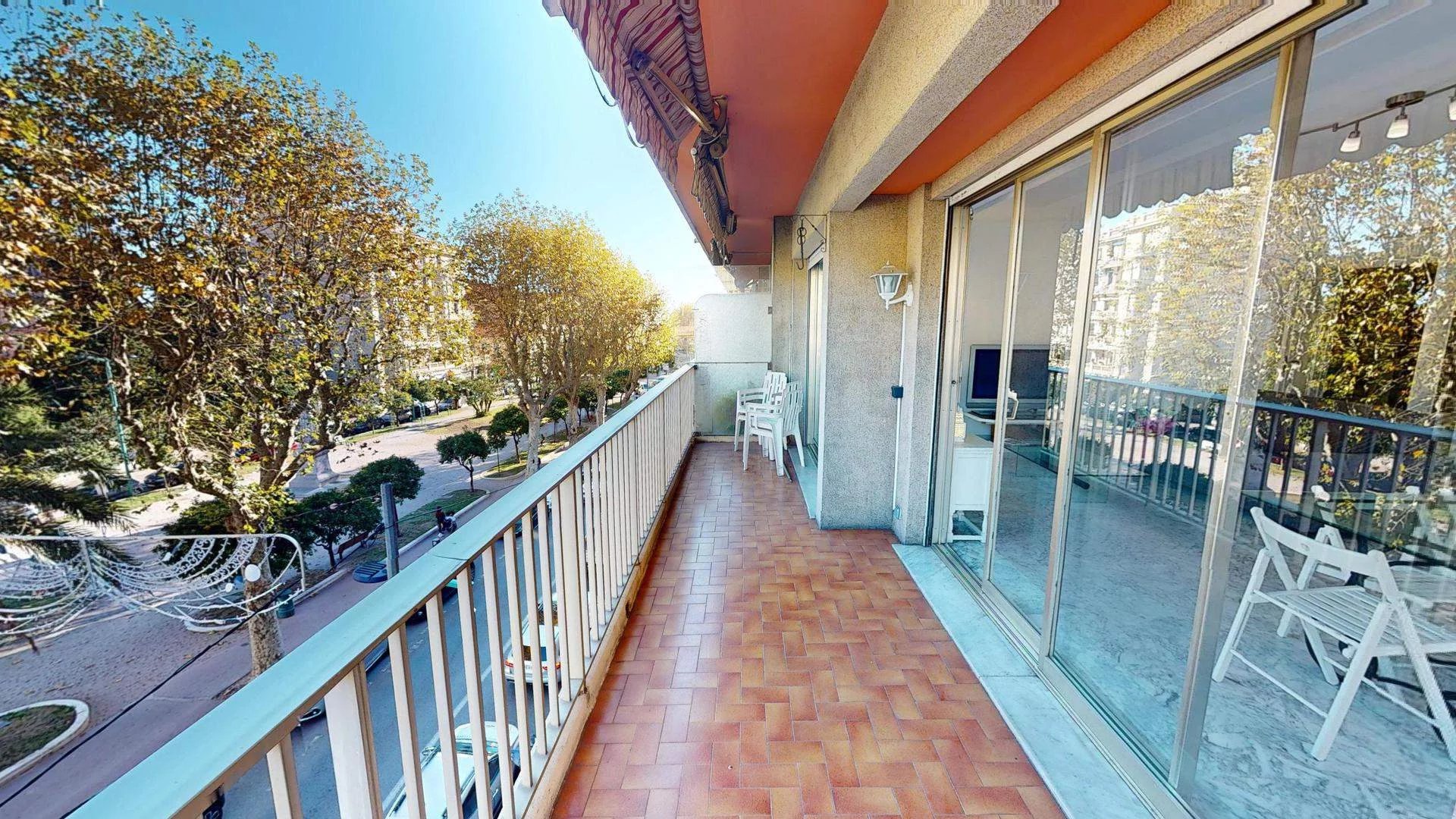 Spacieux 2P plein centre ville avec terrasse, parking privé et cave