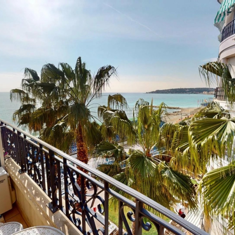 Magnifique studio avec balcon vue mer et garage plein centre de Menton