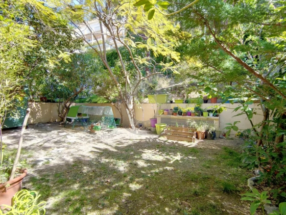 Menton T1 avec jardin au calme proche centre de Carnoles