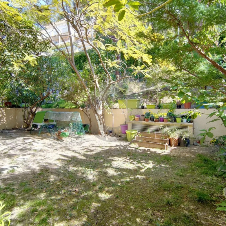 Menton T1 avec jardin au calme proche centre de Carnoles