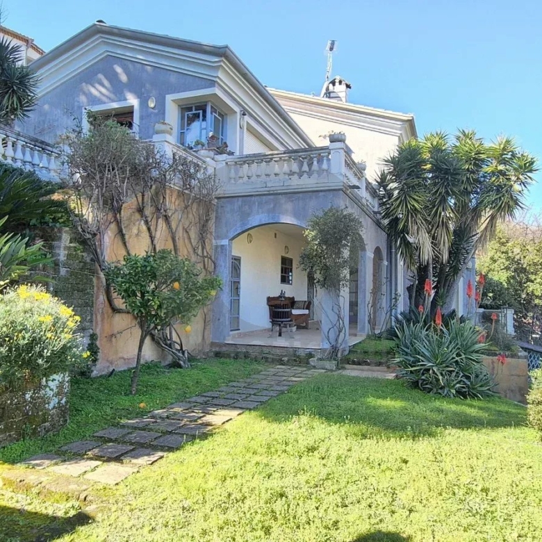 Élégante Villa avec Vue Panoramique – Menton, Quartier Résidentiel