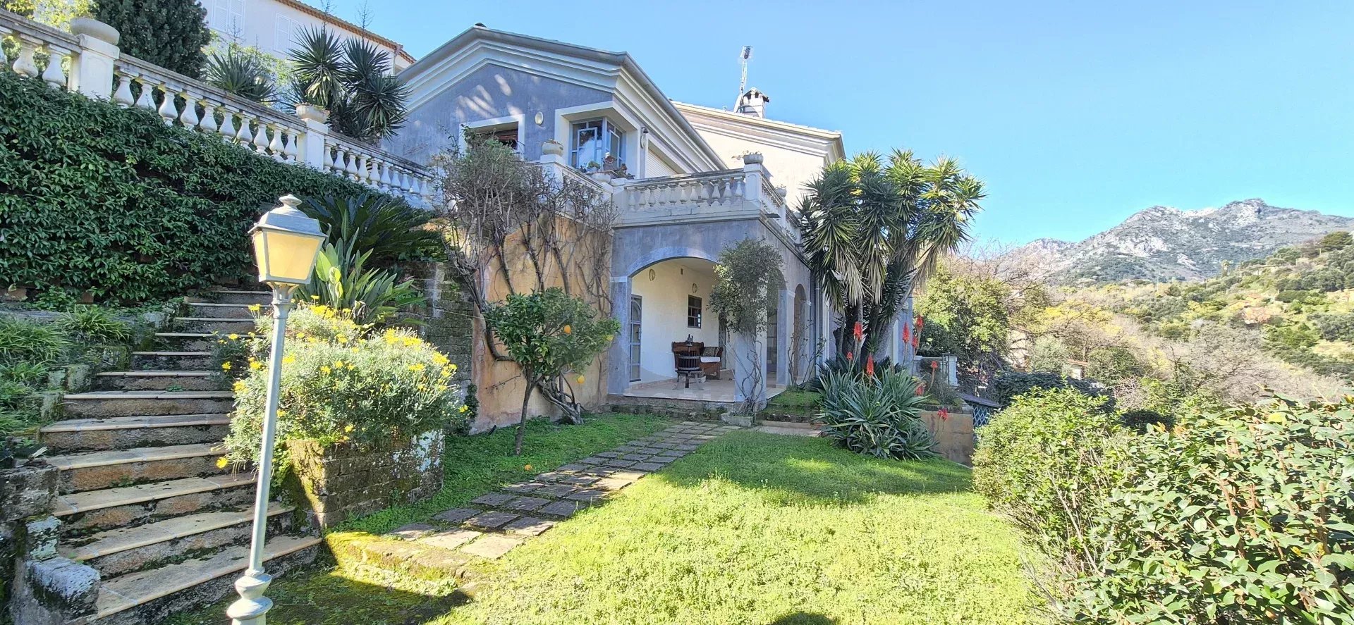 Élégante Villa avec Vue Panoramique – Menton, Quartier Résidentiel