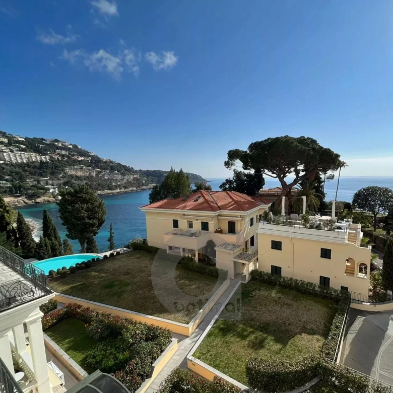 Roquebrune-Cap-Martin, proche Monaco, résidence Luxe avec piscine. Dernier étage vue mer.