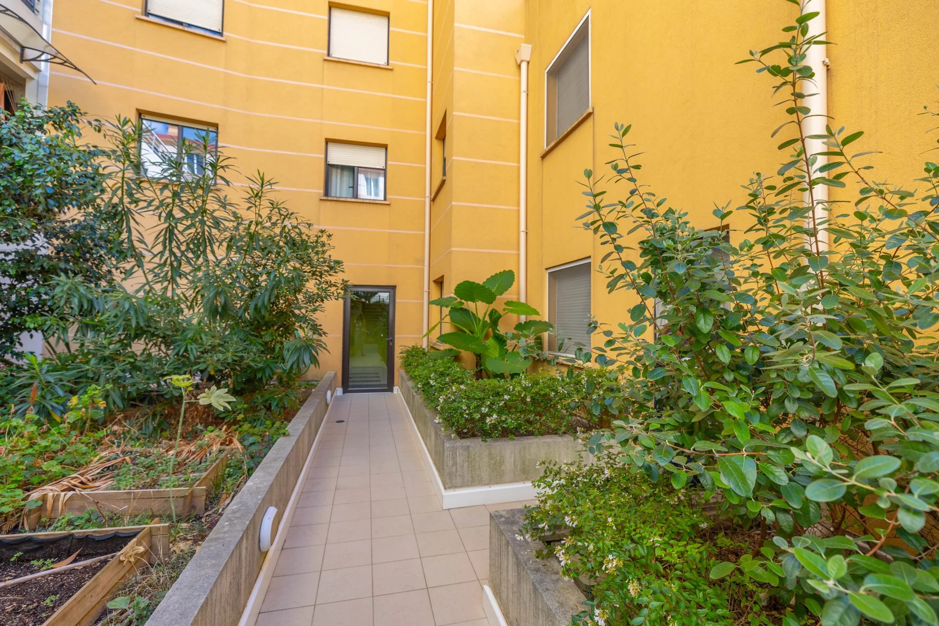 Charmant duplex 3 pièces avec terrasse et parking – Menton centre