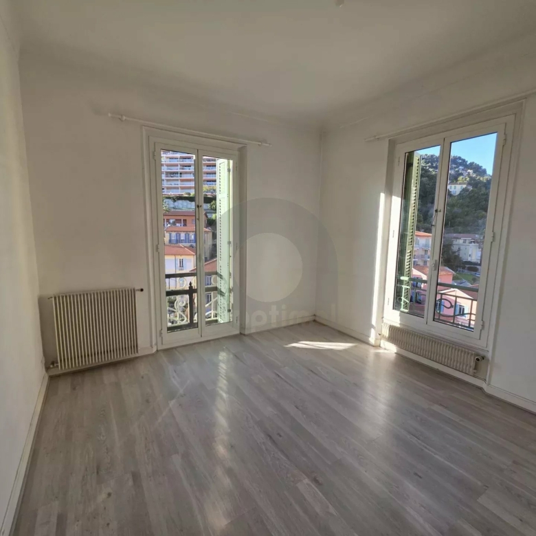 GRAND APPARTEMENT DE CINQ PIECES MENTON PROCHE CENTRE VILLE