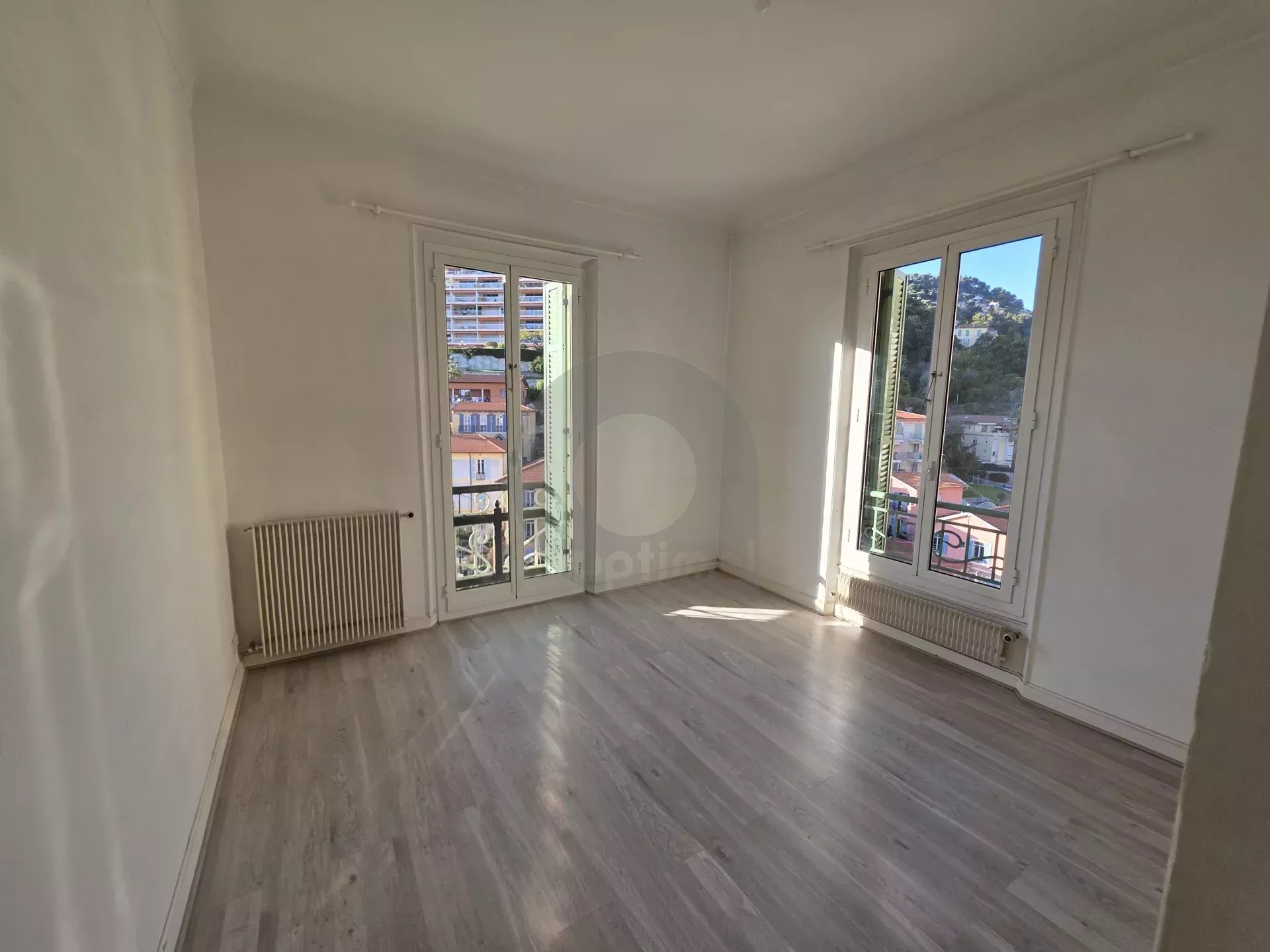 GRAND APPARTEMENT DE CINQ PIECES MENTON PROCHE CENTRE VILLE