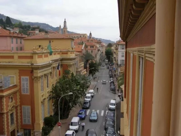 Grand 5 pièces 122 m² plein centre Menton !