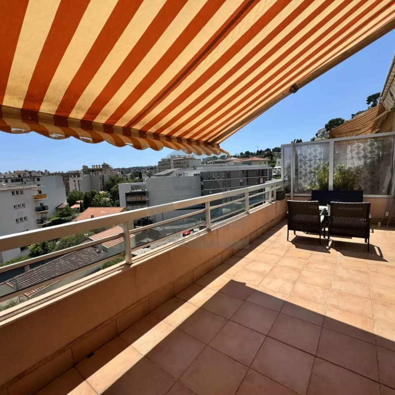 LOCATION ROQUEBRUNE 2 PIÈCES GRANDE TERRASSE PARKING