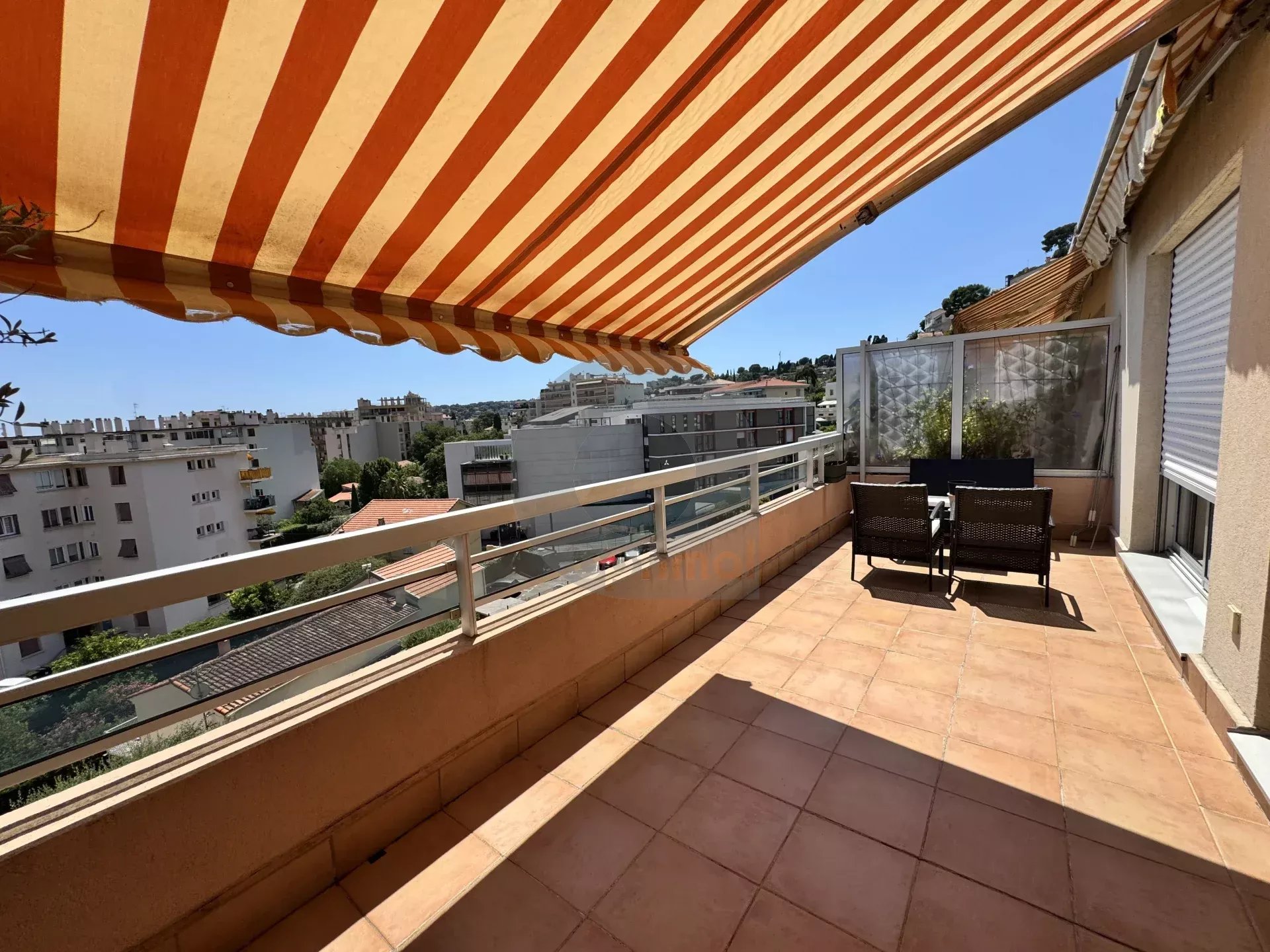LOCATION ROQUEBRUNE 2 PIÈCES GRANDE TERRASSE PARKING