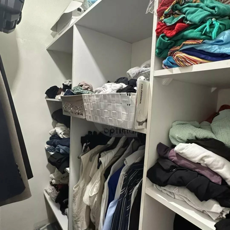 MENTON GARE ROUTIERE: SPACIEUX DEUX PIECES ETAGE ELEVE + CAVE