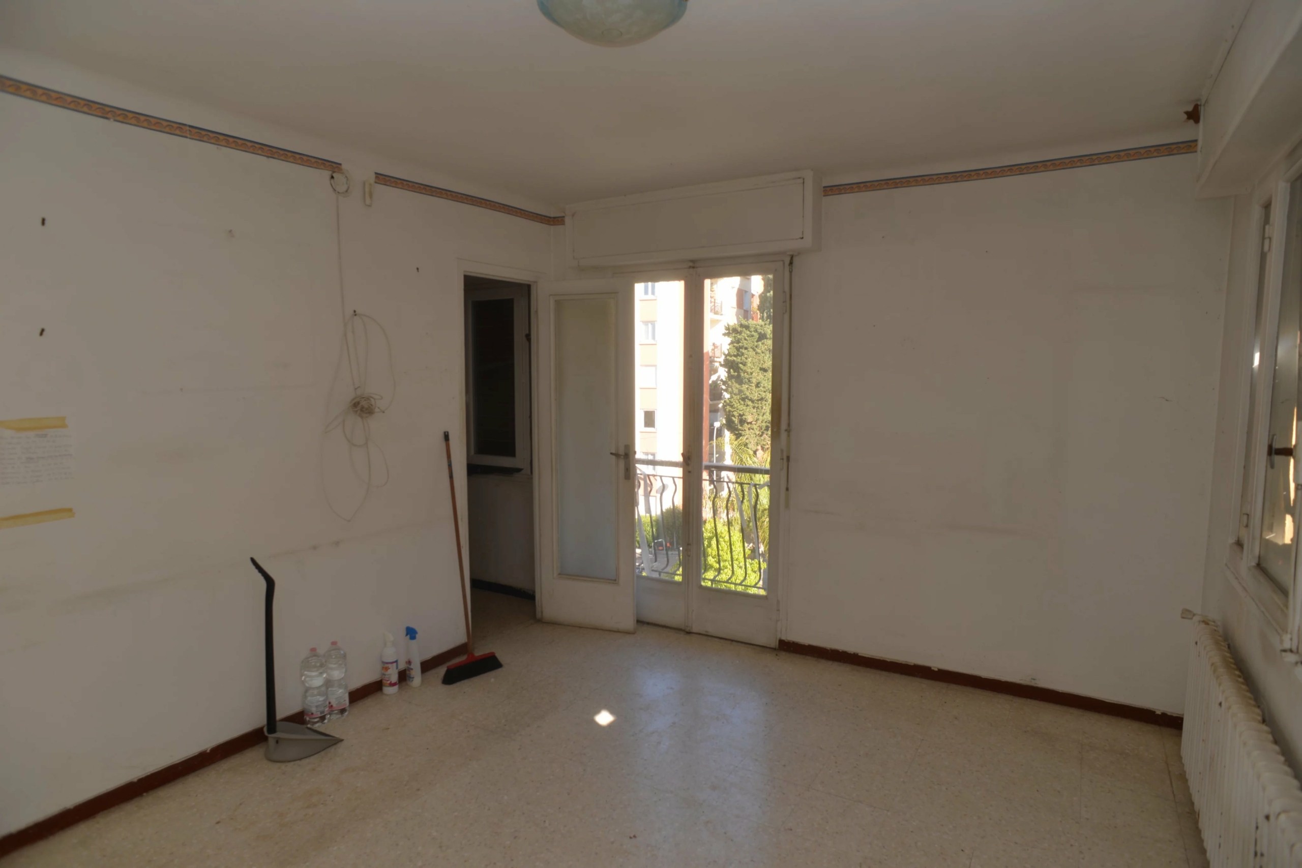 MENTON Garavan deux piéces avec balcon vue collines
