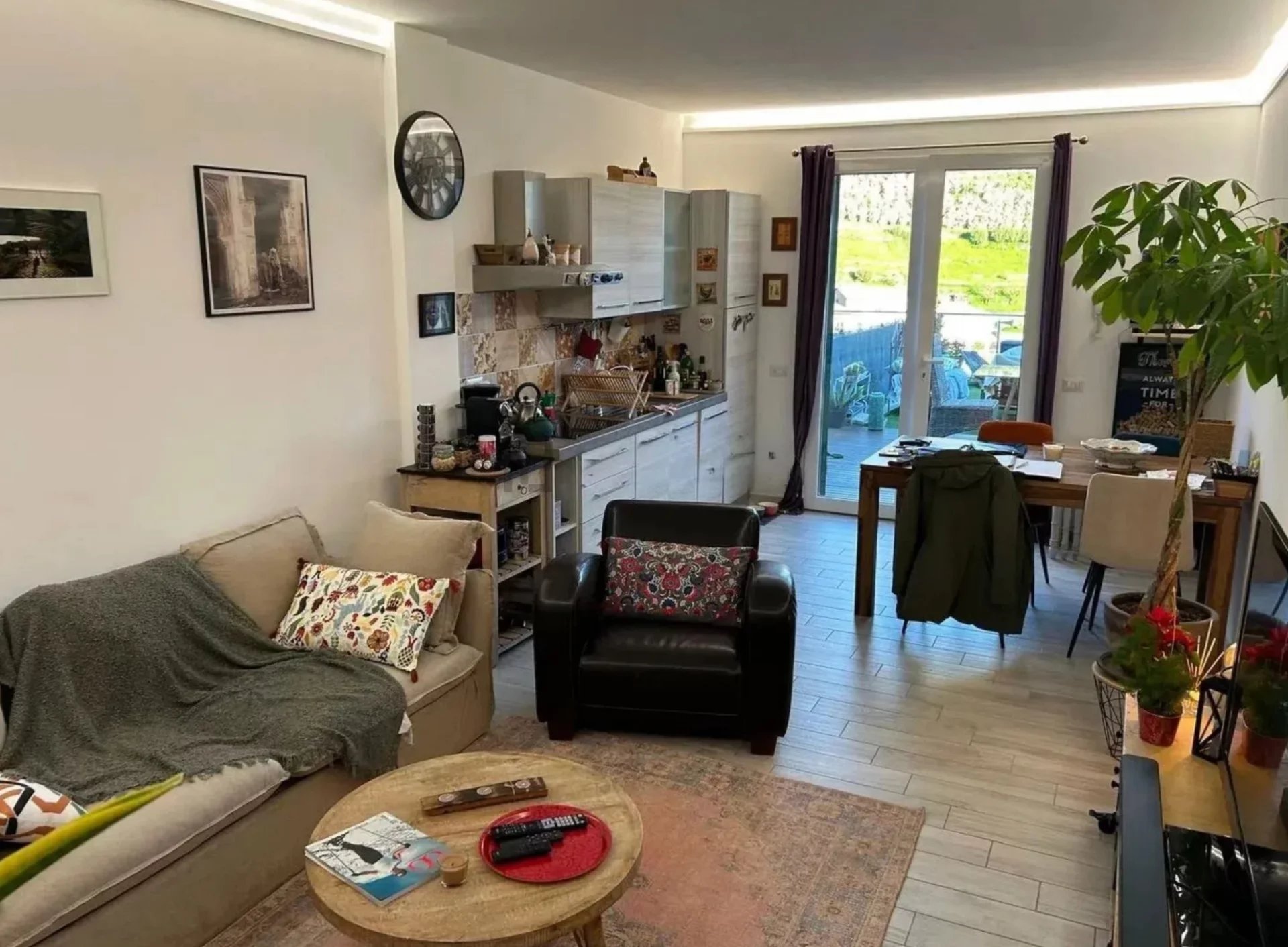 Charmant 2 pièces avec jardin et vue mer à Latte