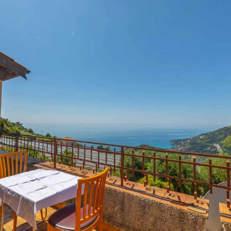 Charmante villa à San Lorenzo avec vue panoramique sur la mer et les montagnes