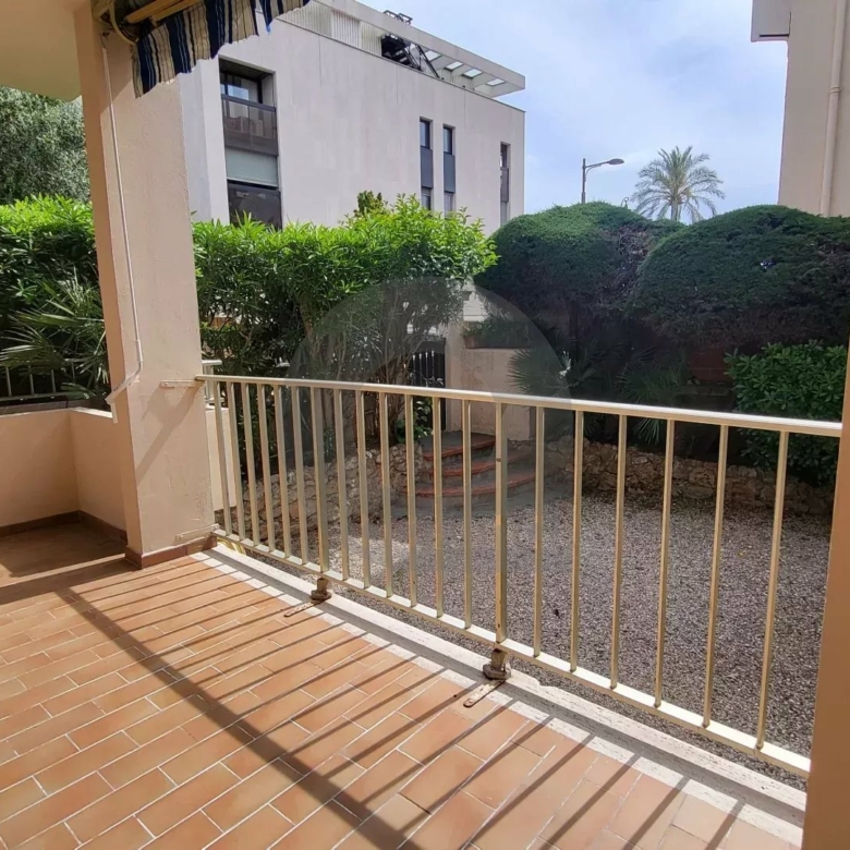 Roquebrune Cap Martin  – Coquet deux pièces avec terrasse à 100 mt des plages