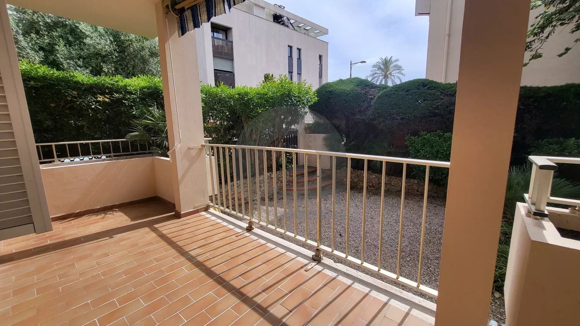 Roquebrune Cap Martin  – Coquet deux pièces avec terrasse à 100 mt des plages
