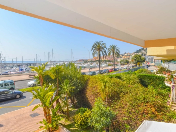 Menton – appartement trois pièces front de mer à Garavan