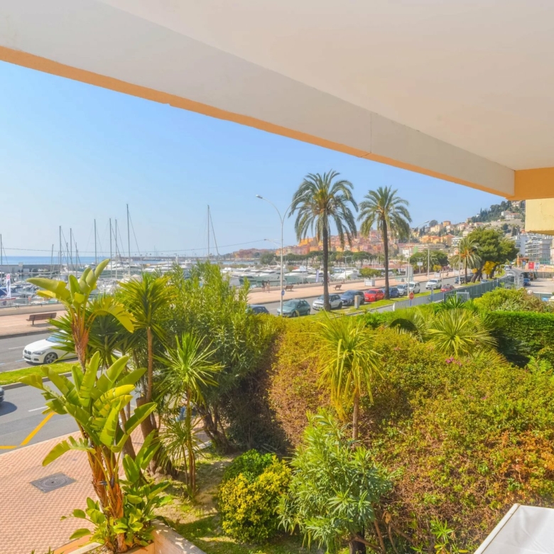 Menton – appartement trois pièces front de mer à Garavan