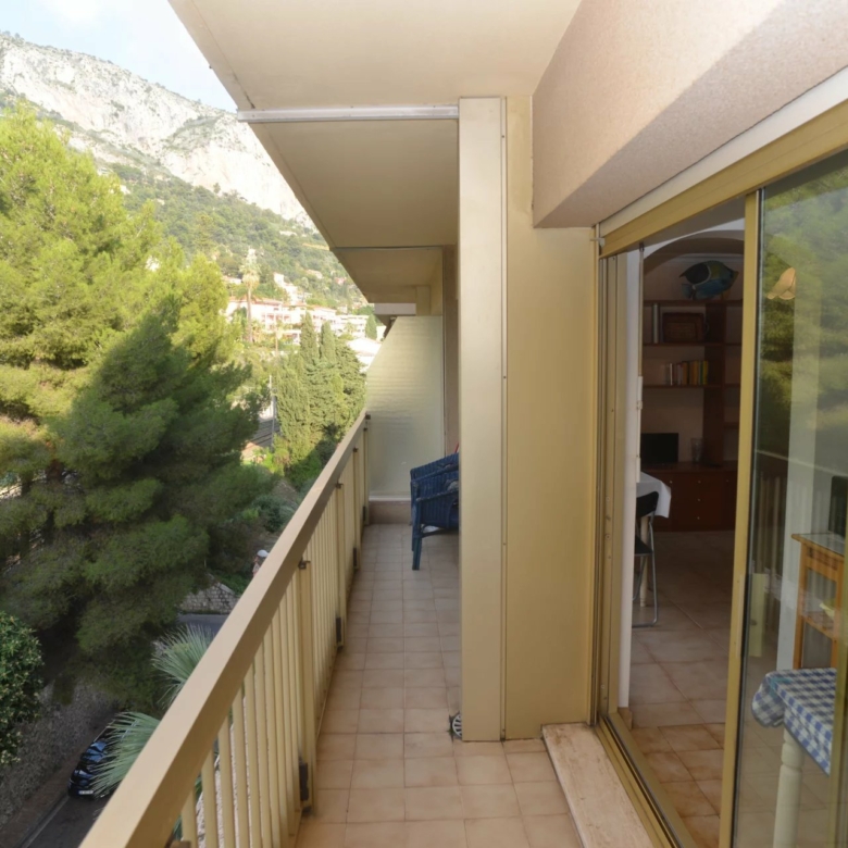 Joli 2P avec balcon vue collines résidence bord de  mer avec piscine