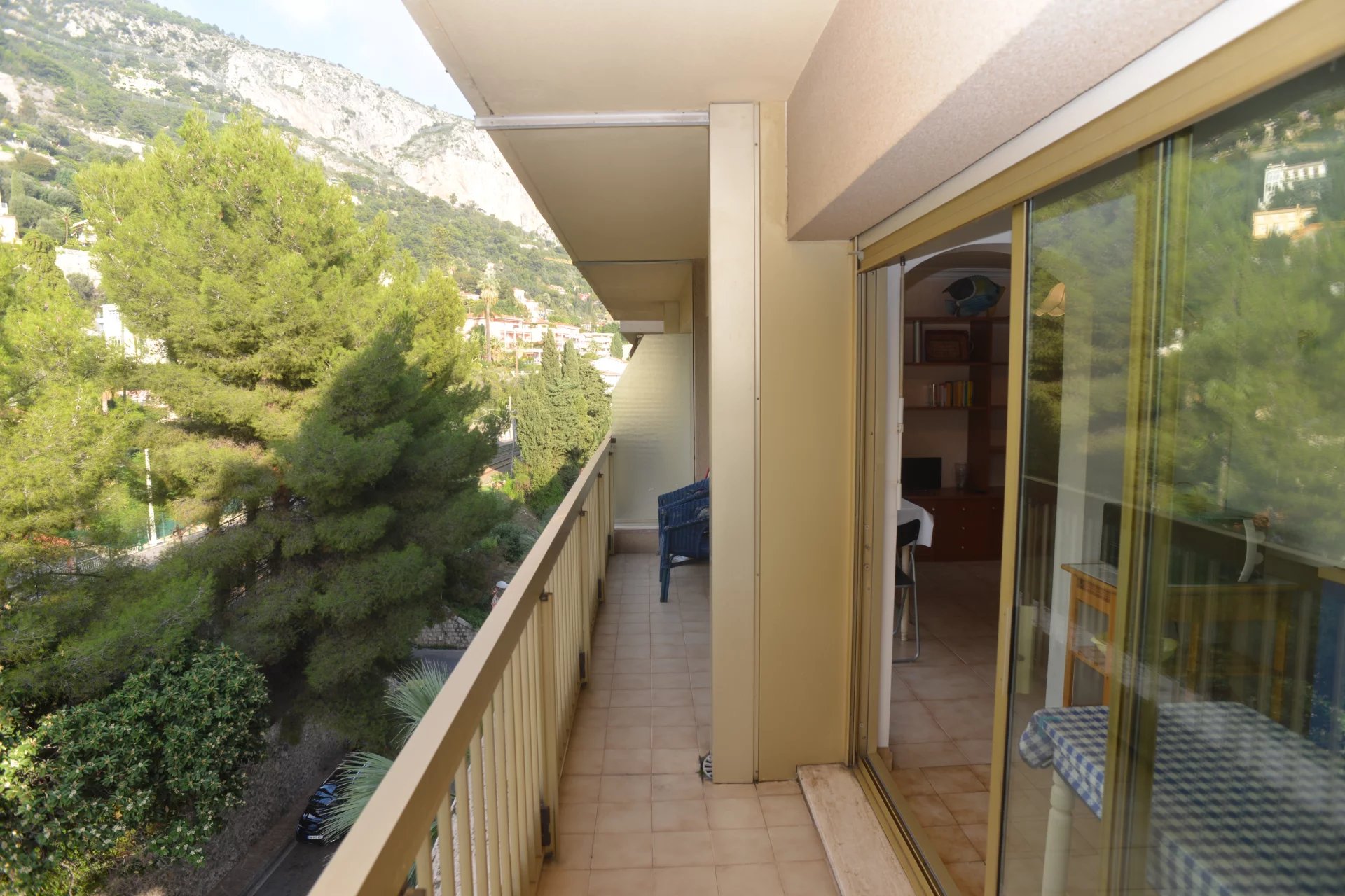 Joli 2P avec balcon vue collines résidence bord de  mer avec piscine