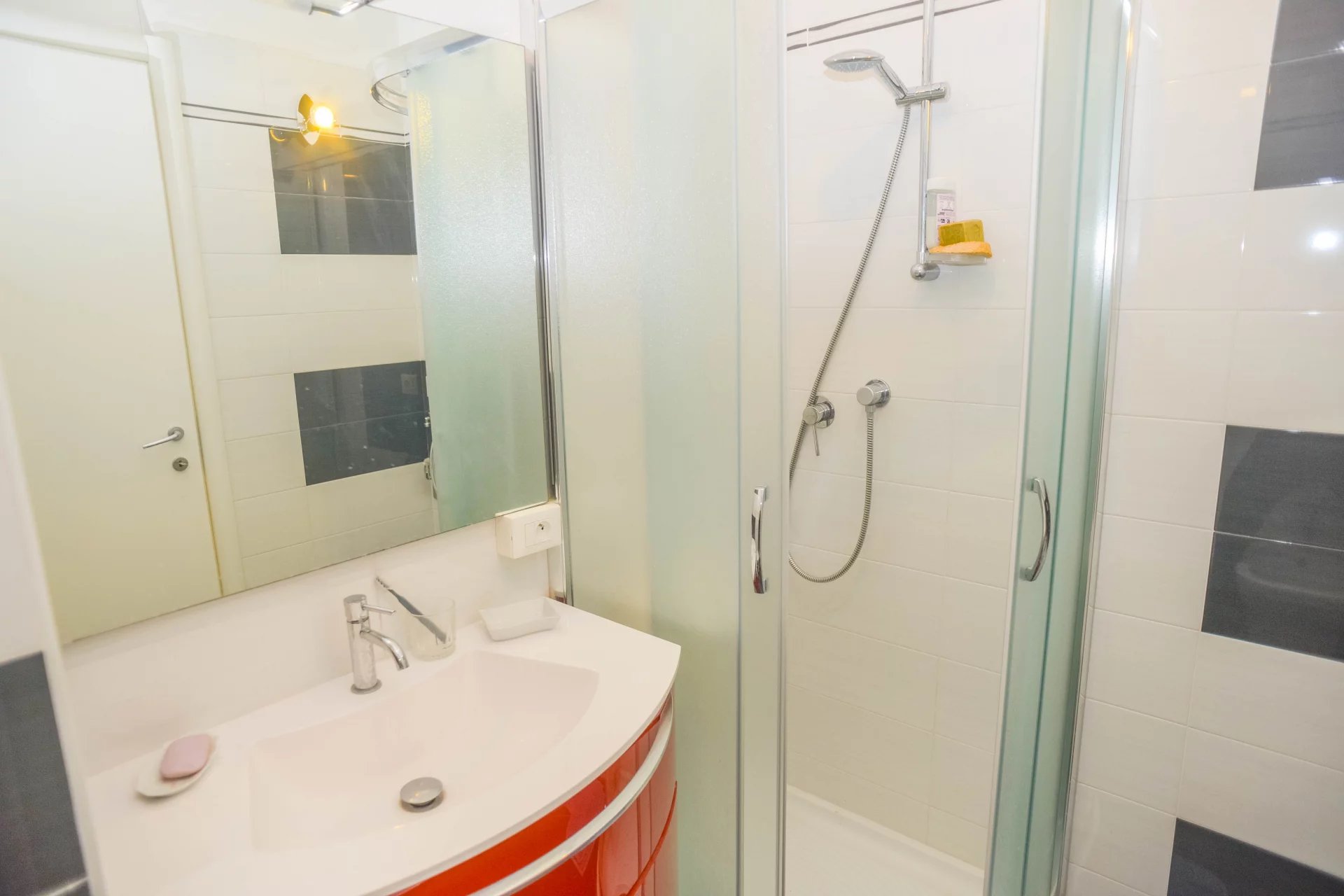 Menton – appartement trois pièces front de mer à Garavan