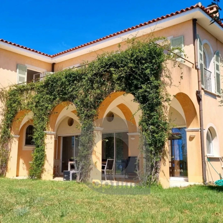 Menton – Propriété de caractère avec vue mer panoramique et permis purgé