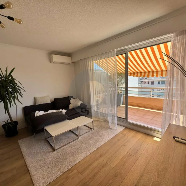 LOCATION ROQUEBRUNE 2 PIÈCES GRANDE TERRASSE PARKING