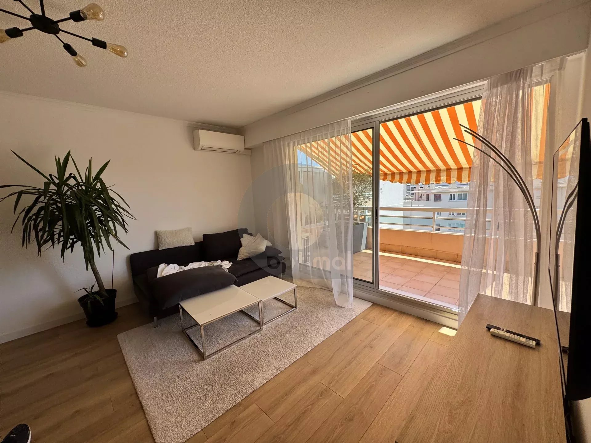 LOCATION ROQUEBRUNE 2 PIÈCES GRANDE TERRASSE PARKING