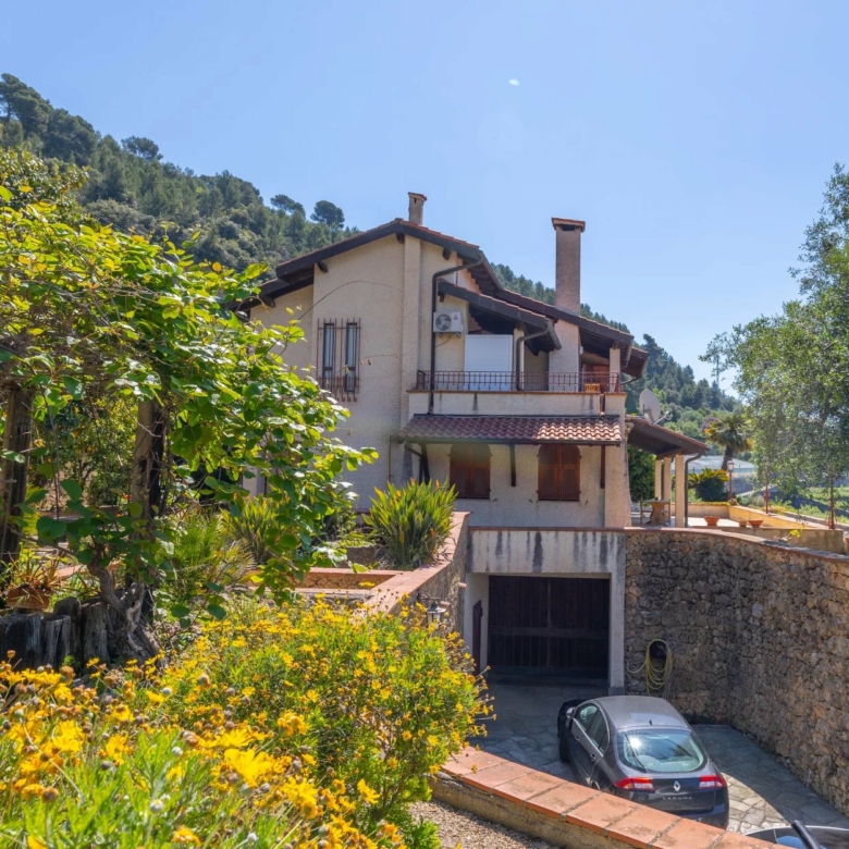 Charmante villa à San Lorenzo avec vue panoramique sur la mer et les montagnes