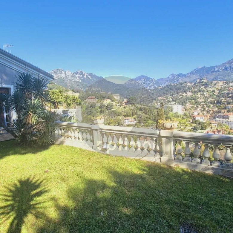 Élégante Villa avec Vue Panoramique – Menton, Quartier Résidentiel