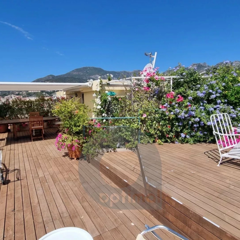 Menton – Bord et face mer, deux appartements d’exception avec solarium panoramique, vue mer et montagne exceptionnelle.